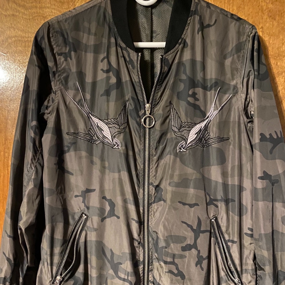 Rock & Republic Camo Jacket Sz Medium Trendy Bomber style w/ embroidered birds